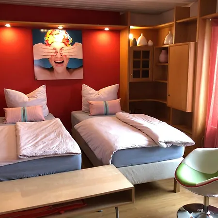 In Rot, Fraenkisches Design, Balkon In Nur 50 Schritten Zum Radweg, Ideal For Long Stay, Relocation
